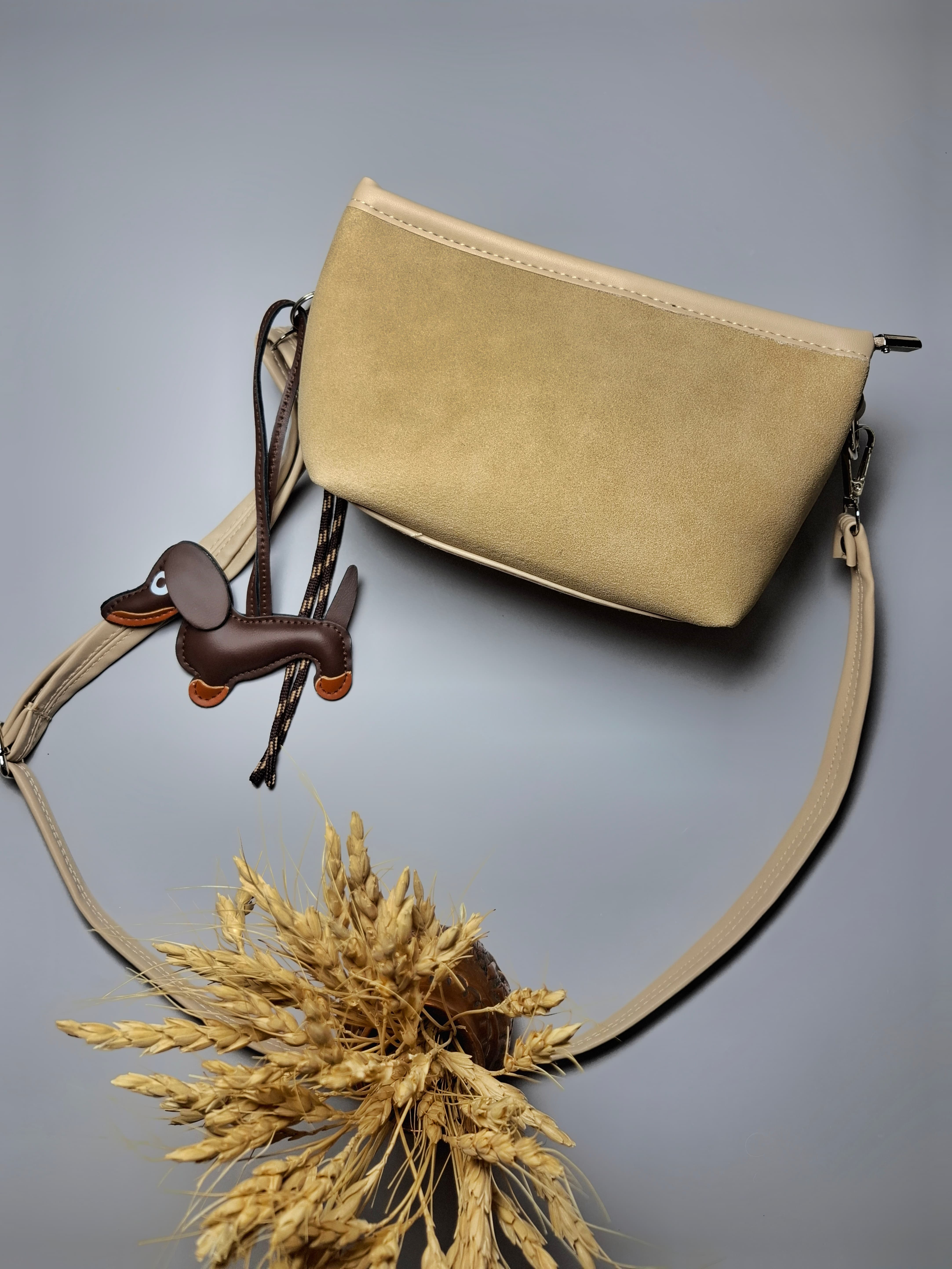 "کیف دوشی دخترانه مدل چارمی از جنس سوییت وارداتی با چارم بگ و طراحی ساده"