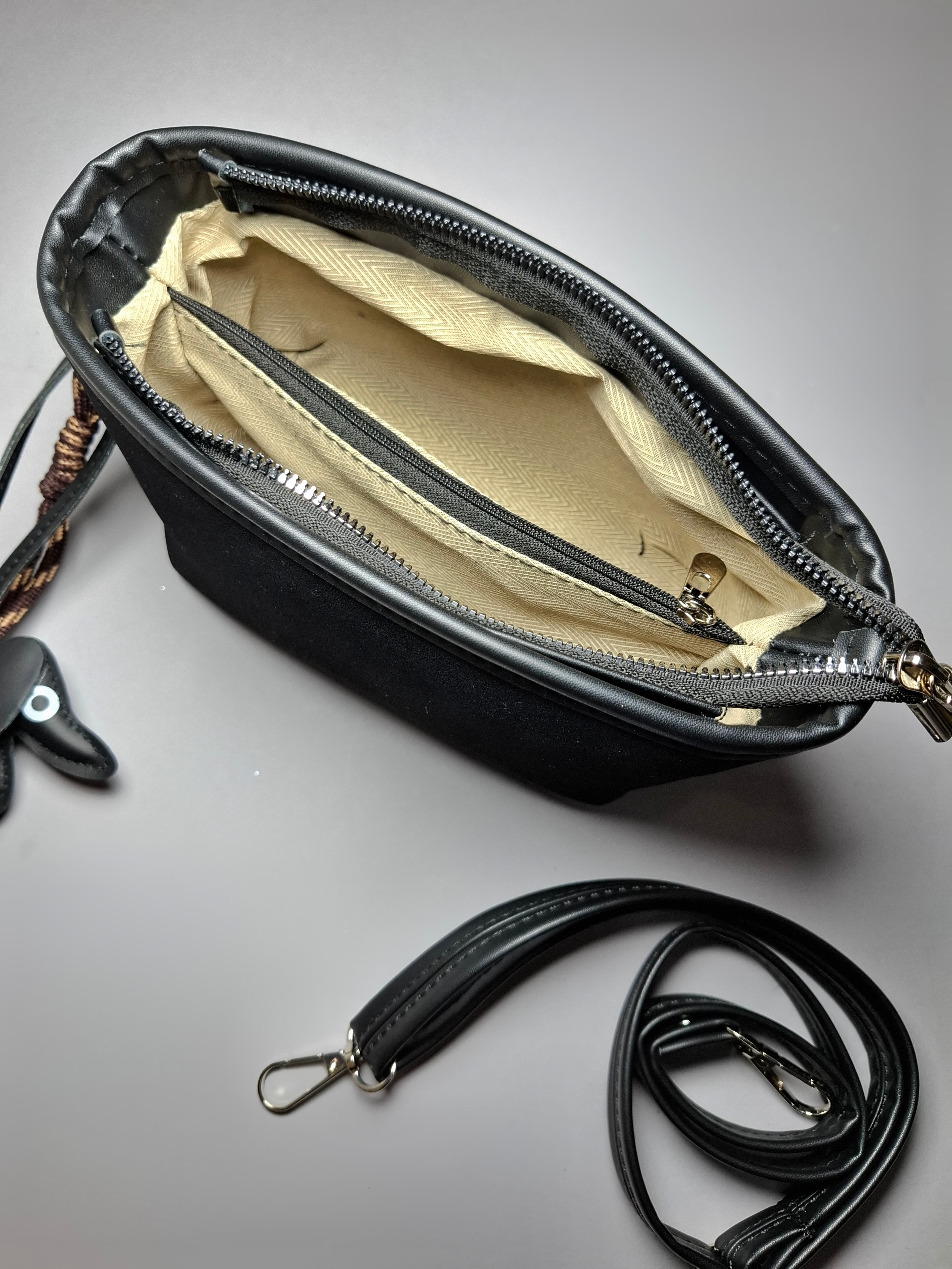 "کیف دوشی دخترانه مدل چارمی از جنس سوییت وارداتی با چارم بگ و طراحی ساده"