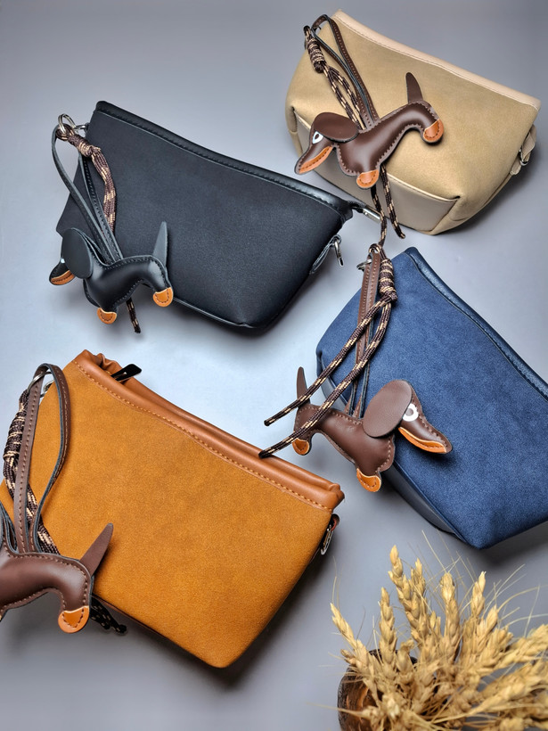 "کیف دوشی دخترانه مدل چارمی از جنس سوییت وارداتی با چارم بگ و طراحی ساده"