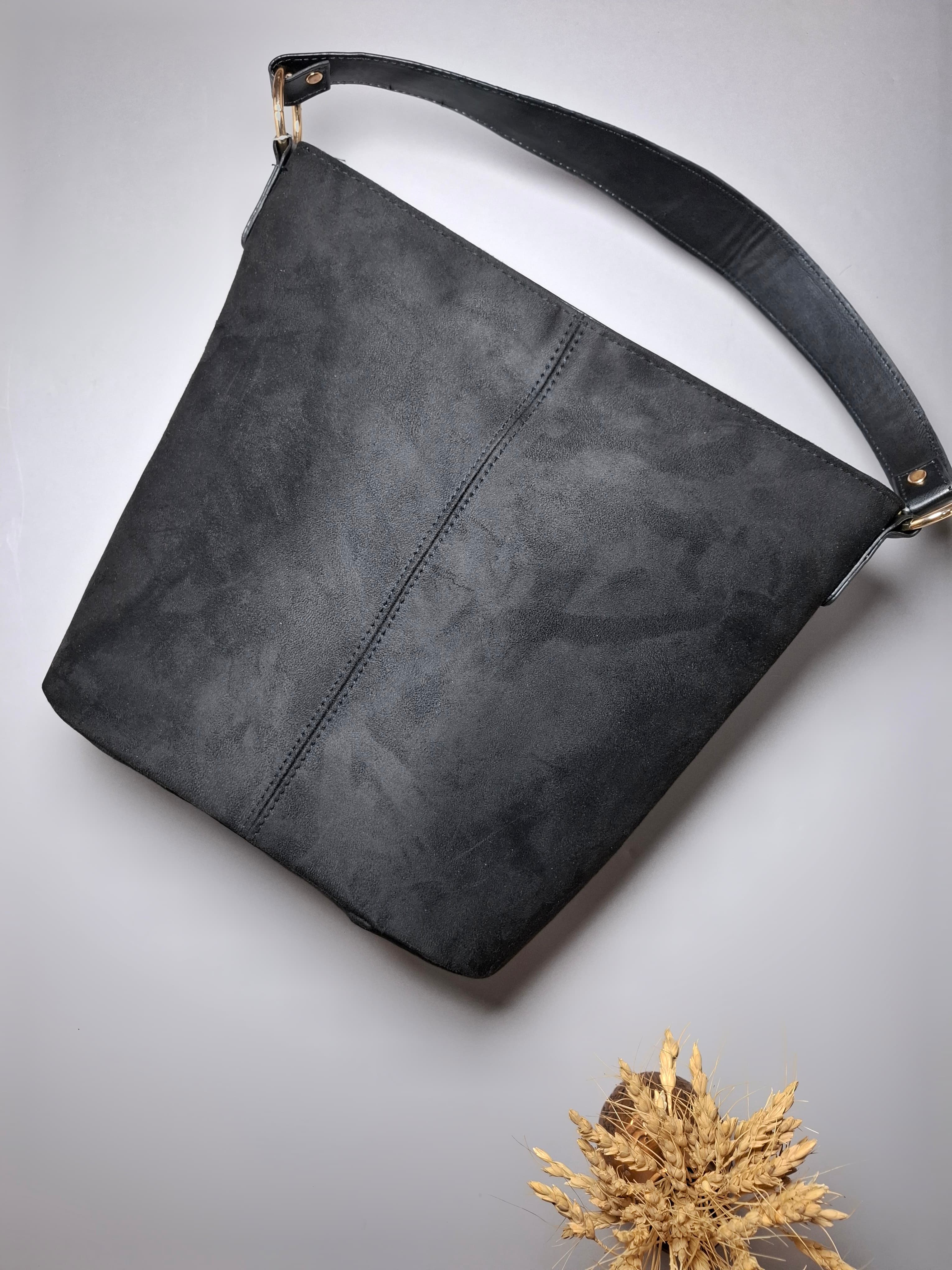 "کیف دوشی زنانه دخترانه مدل کلاسیکا از جنس سوییت با طراحی مینیمال و ساده"