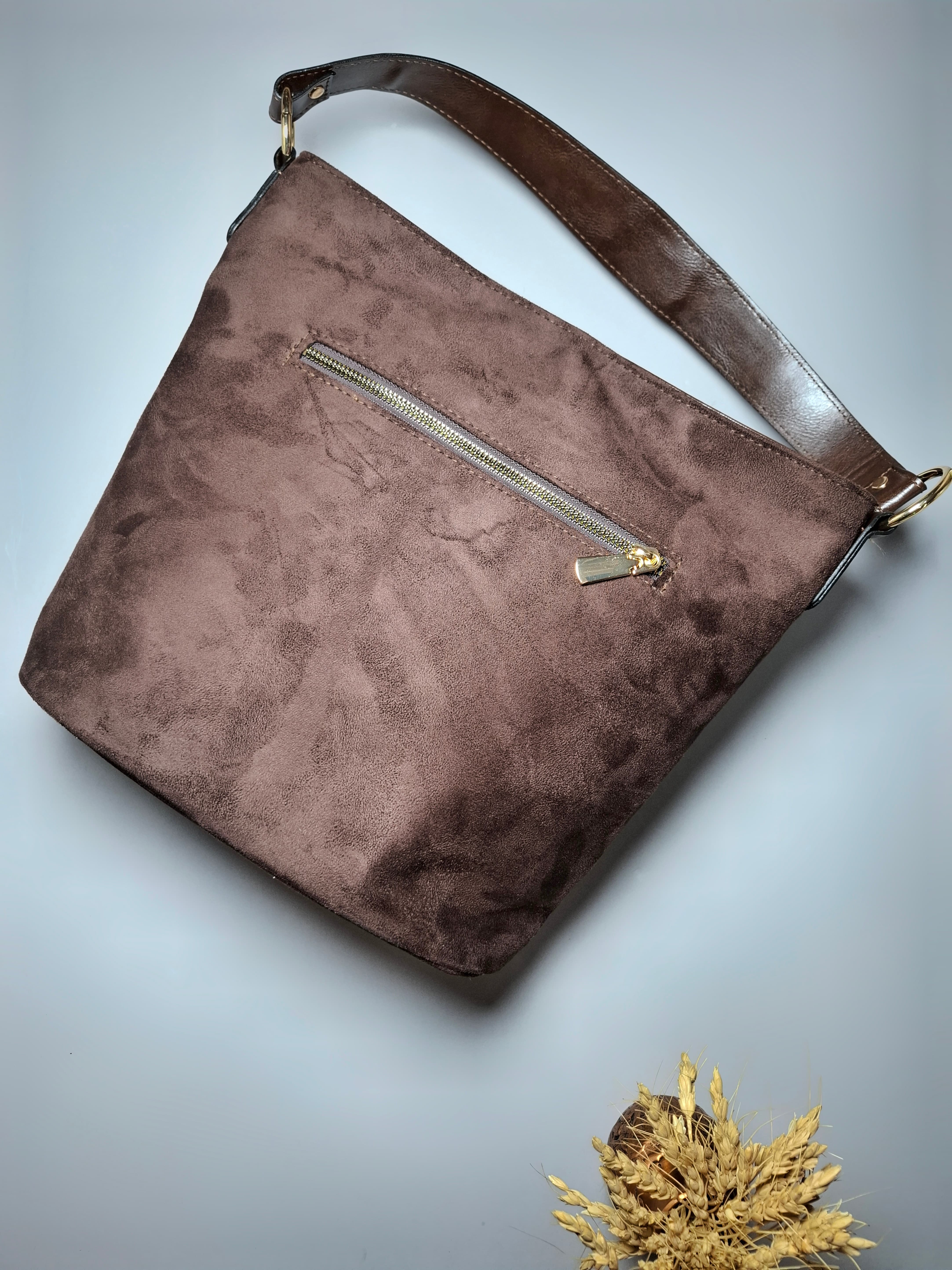 "کیف دوشی زنانه دخترانه مدل کلاسیکا از جنس سوییت با طراحی مینیمال و ساده"