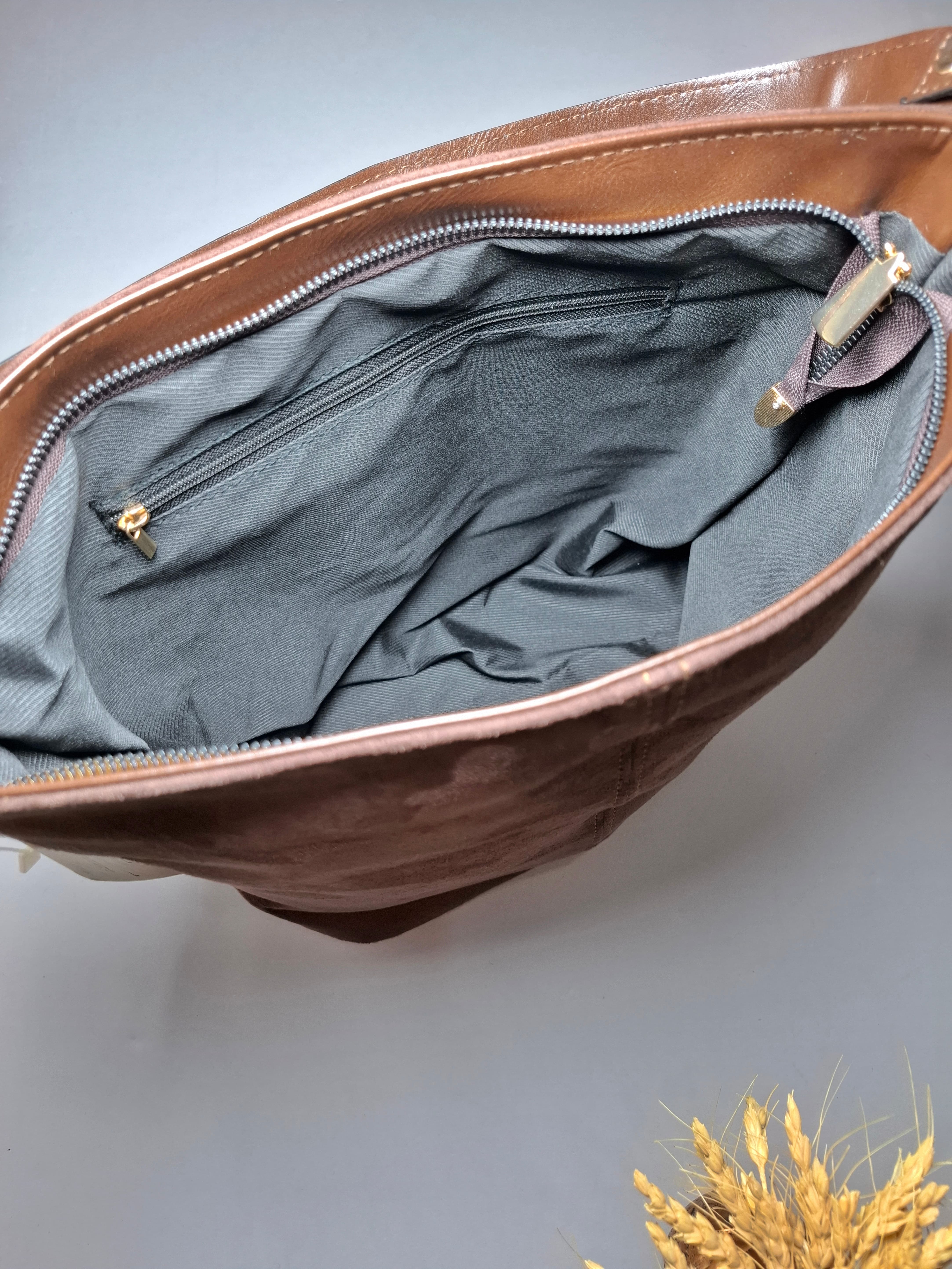 "کیف دوشی زنانه دخترانه مدل کلاسیکا از جنس سوییت با طراحی مینیمال و ساده"