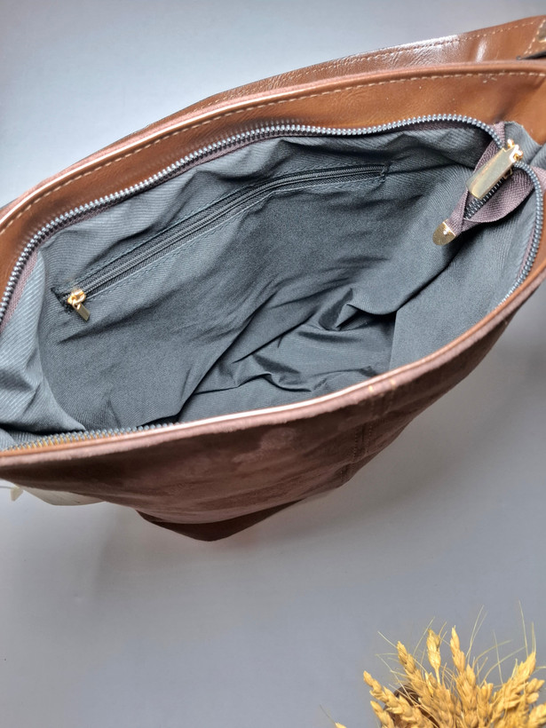 "کیف دوشی زنانه دخترانه مدل کلاسیکا از جنس سوییت با طراحی مینیمال و ساده"