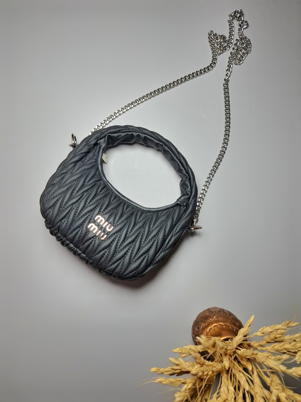 "کیف فانتزی دخترانه میومیو با گلدوزی زیبا و ز"کیف فانتزی دخترانه میومیو با گلدوزی زیبا و زنجیر استیل قابل تنظیم، طراحی شیک و جادار"نجیر استیل قابل تنظیم، طراحی شیک و جادار"