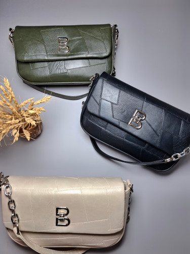 "کیف دستی و دوشی زنانه برشکا مدل B، چرم وارداتی با طرح تیکهدوزی و بند شانهای قابل تنظیم"