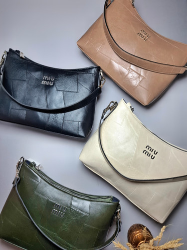 "کیف دستی و دوشی زنانه میومیو مدل آنجلا با چرم وارداتی، طراحی 40 تیکه و یراق میومیو در جلوی کیف. بند قابل تنظیم چرمی برای راحتی بیشتر."