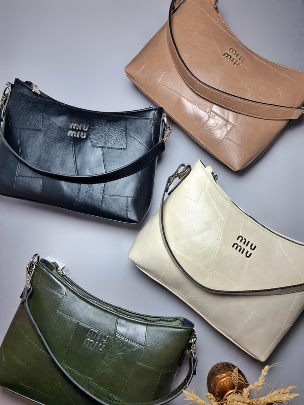 "کیف دستی و دوشی زنانه میومیو مدل آنجلا با چرم وارداتی، طراحی 40 تیکه و یراق میومیو در جلوی کیف. بند قابل تنظیم چرمی برای راحتی بیشتر."