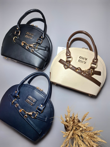 "کیف مجلسی دخترانه و زنانه میومیو مدل بلت با طراحی نیمگرد و کمربند زیبا"