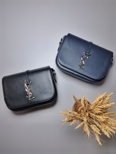 "کیف دوشی زنانه ایو سن لورن مدل آوا با طراحی ساده و شیک، یراق YSL، بند چرمی قابل تنظیم و دکمه مگنتی."