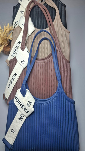 "کیف دوشی زنانه مدل موژان با تمام رنگهای موجود، طراحی ساده و شیک با دو بند دوشی و بستهشدن دکمهای."