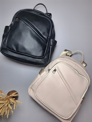 "کوله پشتی زنانه و دخترانه هونیا در دو رنگ مشکی و کرم، طراحی شیک و کاربرپسند برای استفاده روزمره، دانشگاه و خرید. دارای 2 جیب بدون زیپ در کنارهای کوله."